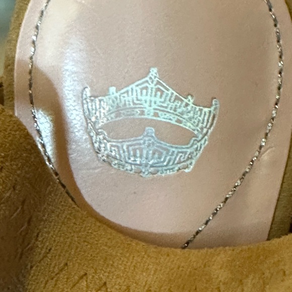 Tan/Beige heels- unknown brand - Picture 4 of 5